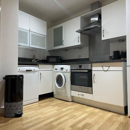Entire Town Centre 2 Bedroom Apartment Very Close To Beach Bournemouth Kültér fotó
