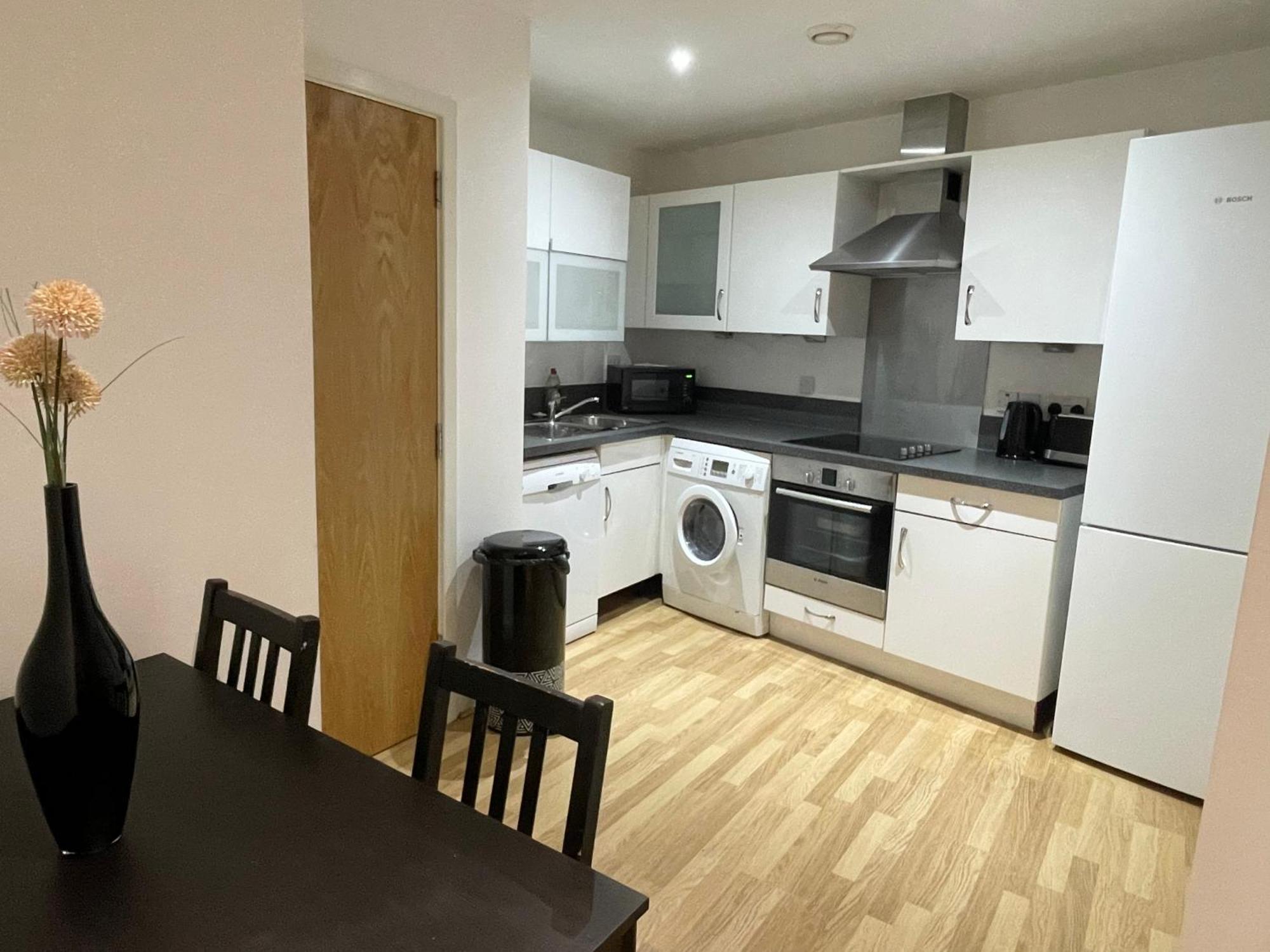 Entire Town Centre 2 Bedroom Apartment Very Close To Beach Bournemouth Kültér fotó
